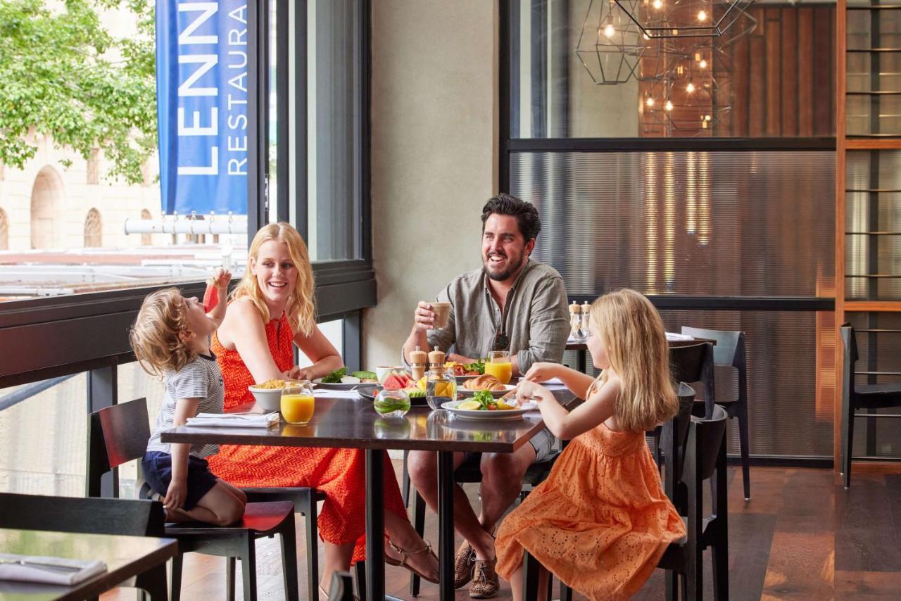 Hotel Hyatt Regency Brisbane Exteriér fotografie Family dining at Lenn restaurant